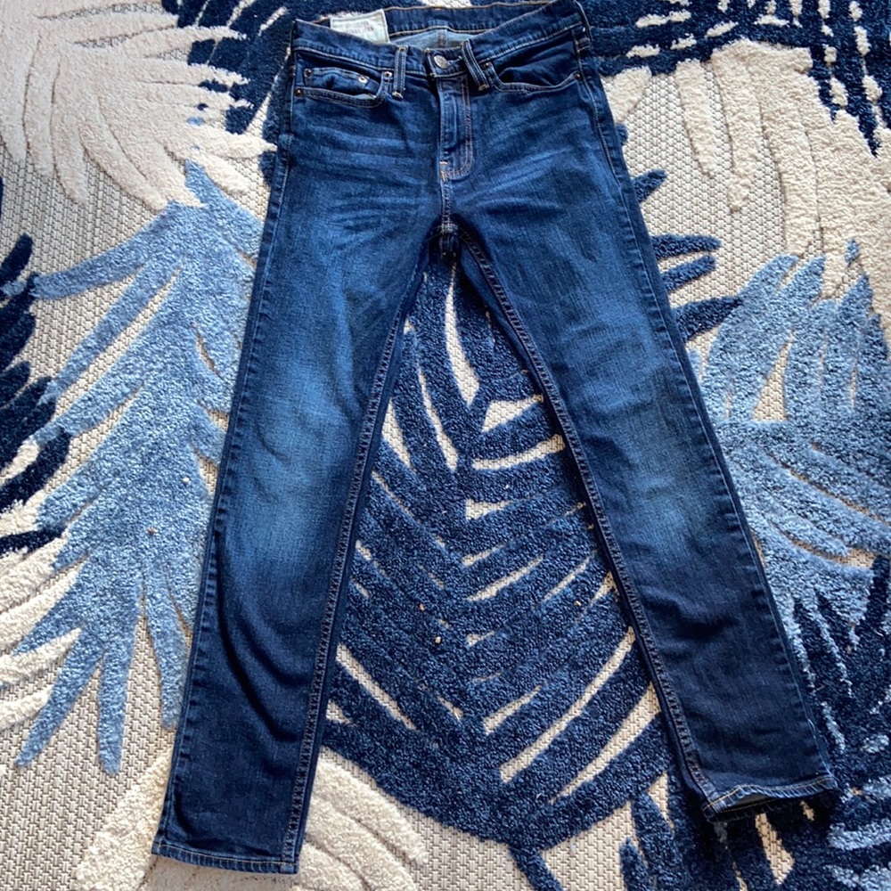 Hollister Dark Blue 28x30 Skinny Jean. Great Condition.